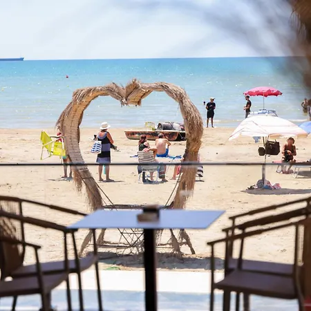 Toro Beachfront מלון