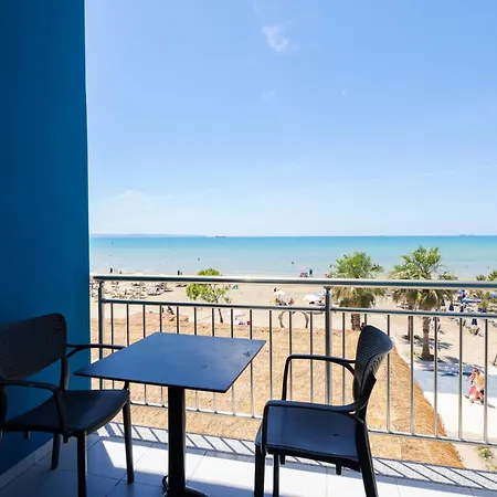 Toro Beachfront מלון